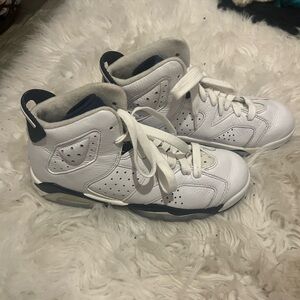 Jordan 6 Retro
Midnight Navy/White
Like New
In EXCELL CONDITION 
SZ:6Y